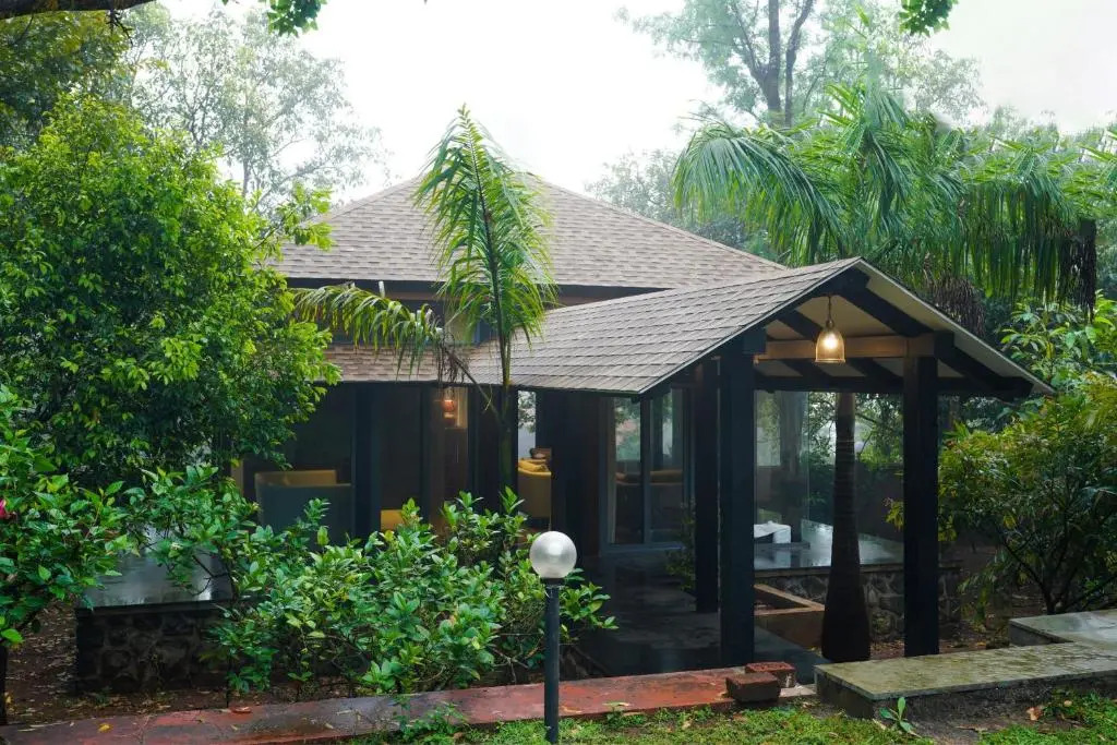 SaffronStays The Glasshouse - Romantic Panchgani Villa with Panoramic Views & Cozy Comfort