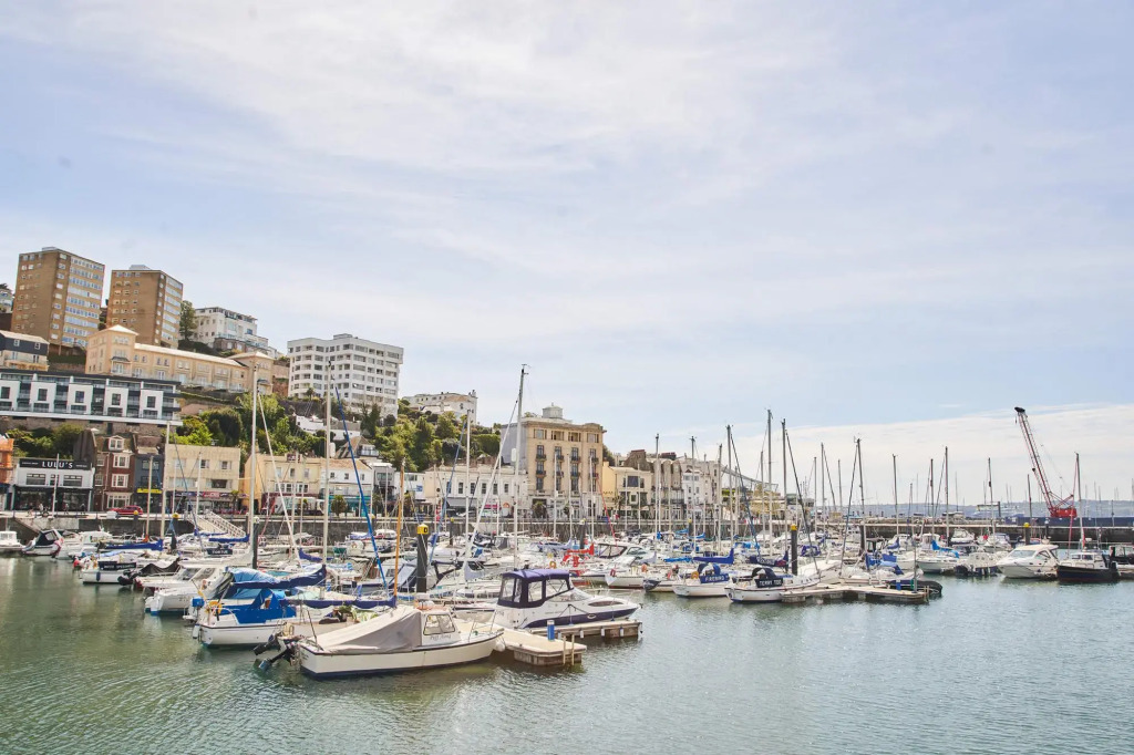 The Moorings - Duplex apartment on Torquay Marina with Hot Tub