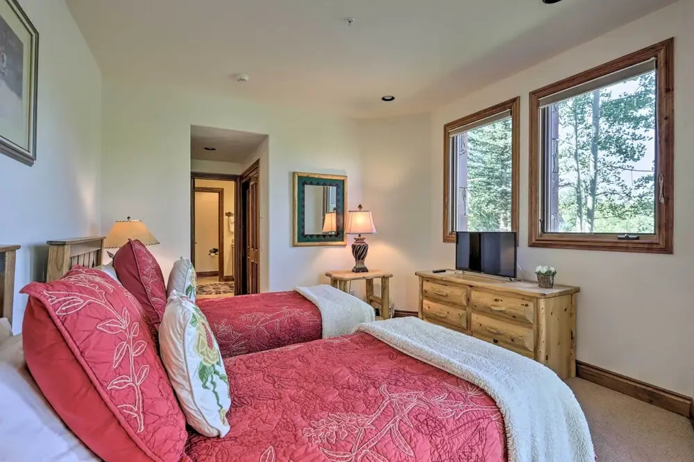 Upscale Ski-in/ski-out Escape w/ Deck + Grill