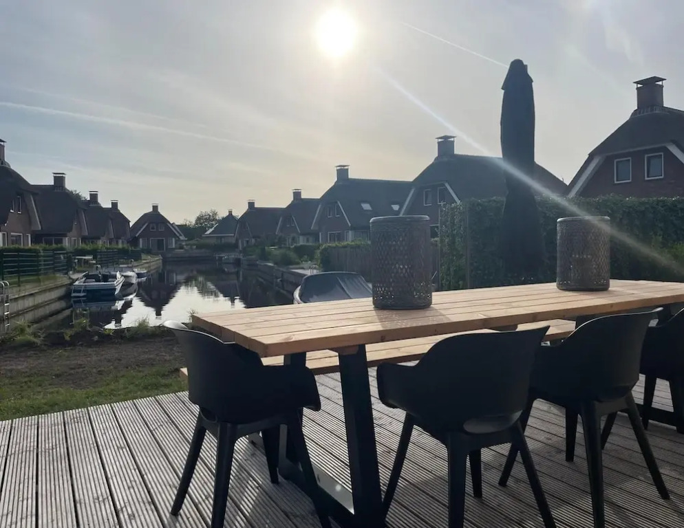 Chalet by Water in Idskenhuizen Recreation Park