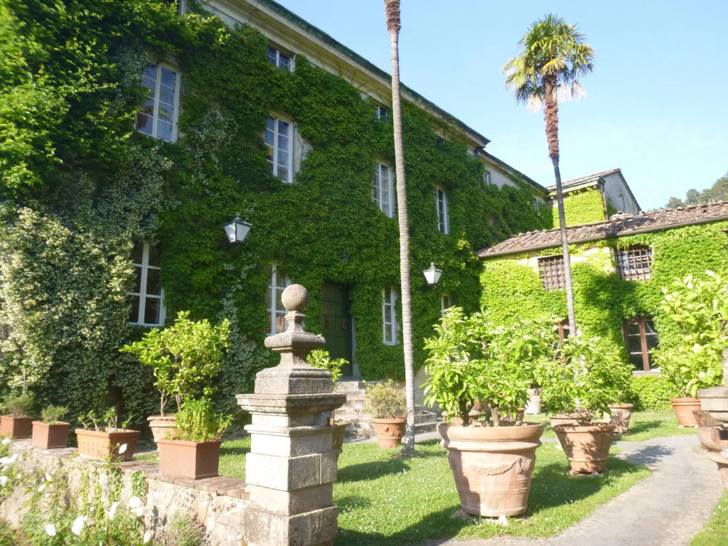 Villa Michaela, New Listing! Spacious Villa, exclusive venue with Pool, Chapel and Tennis courts