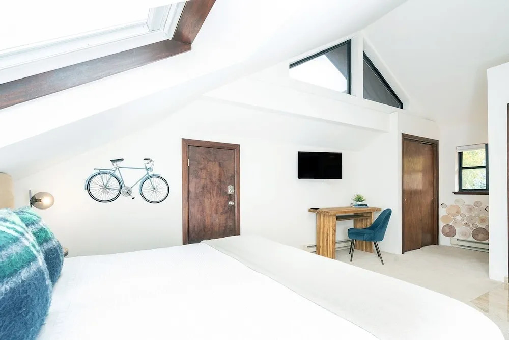 Hidden Gem, 4 Min To Lift 7 Garage, Hot Tub, Lux Kitchen, Big + Bright 4 Bedroom Condo by RedAwning