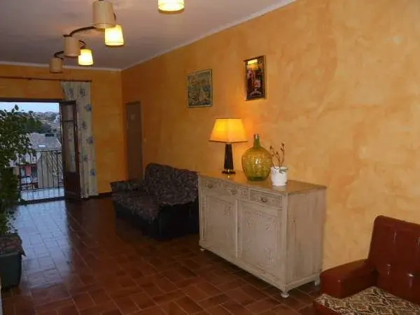 Hostal Adarnius