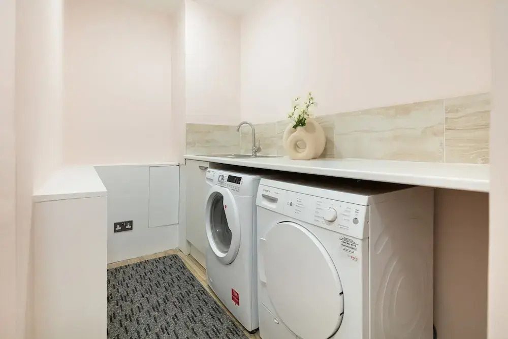 Spacious 2BR House by Madame Tussauds