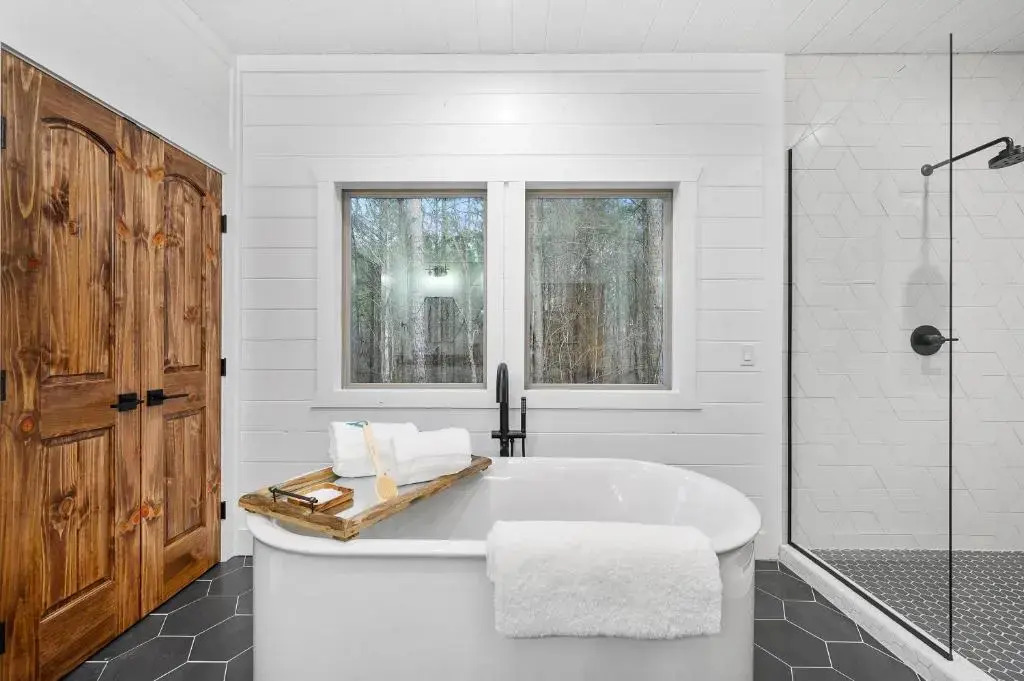 Vacana Top Rated Allium Couples Cabin, HotTub, FirePit, Pet Friendly, Secluded