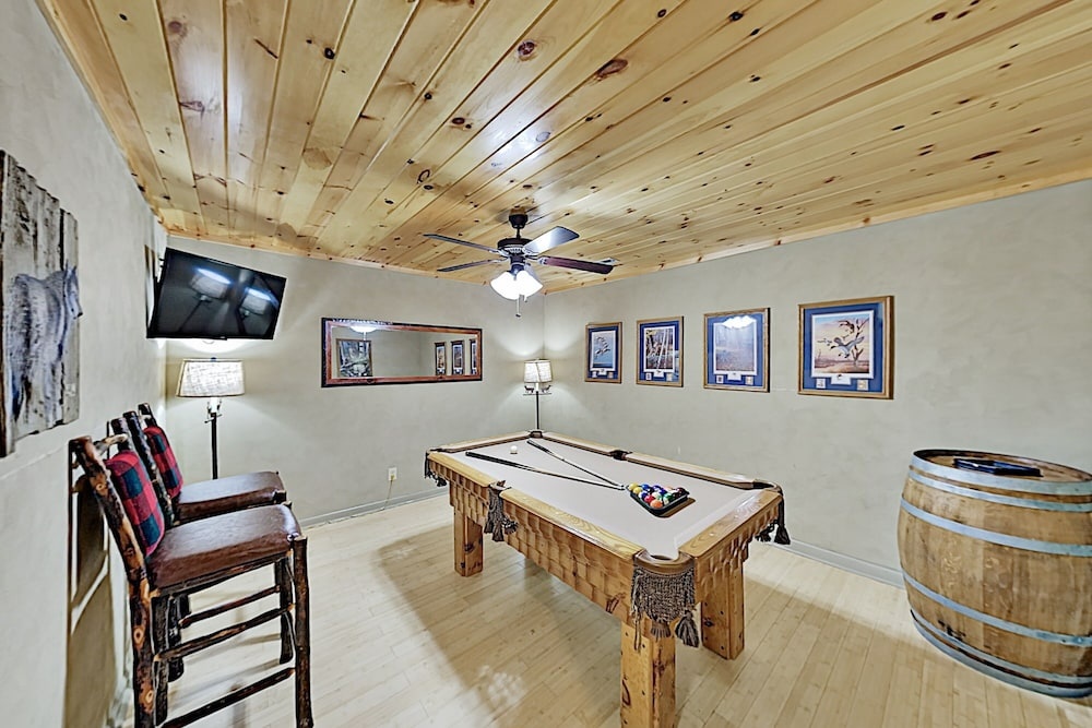Mountain Echoes : Hot Tub & Home Theater! 2 Bedroom Cabin
