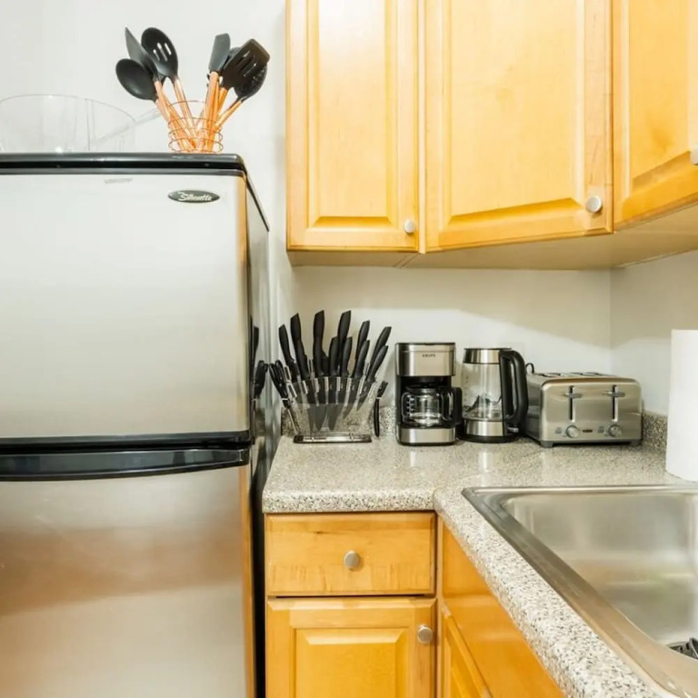 49-3b Newly Renovated 2BR W D Midtown East