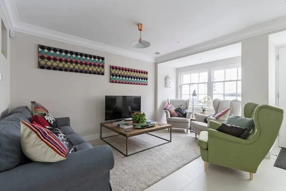 Gorgeous 5BR home with garden and parking in Battersea