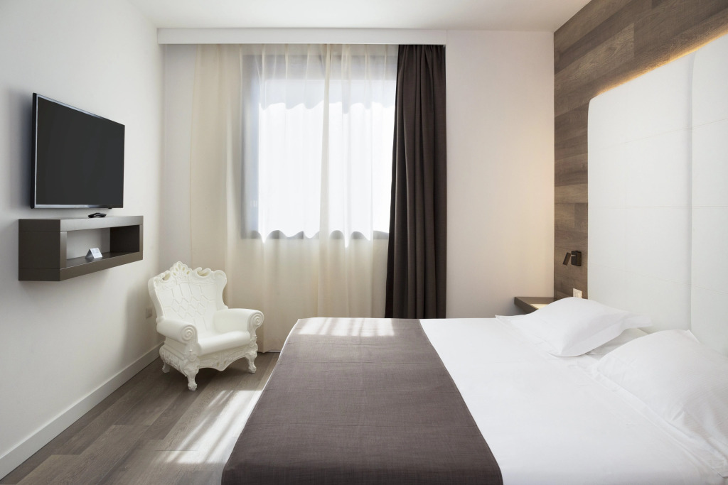 City Hotel & Suites