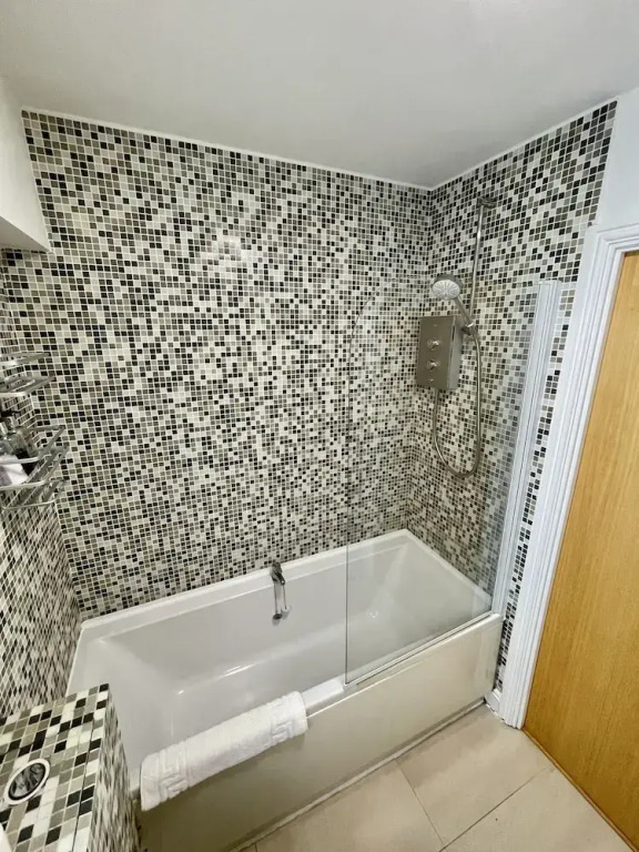 Bright 1 Double bed Apartment Near Cabot Circus