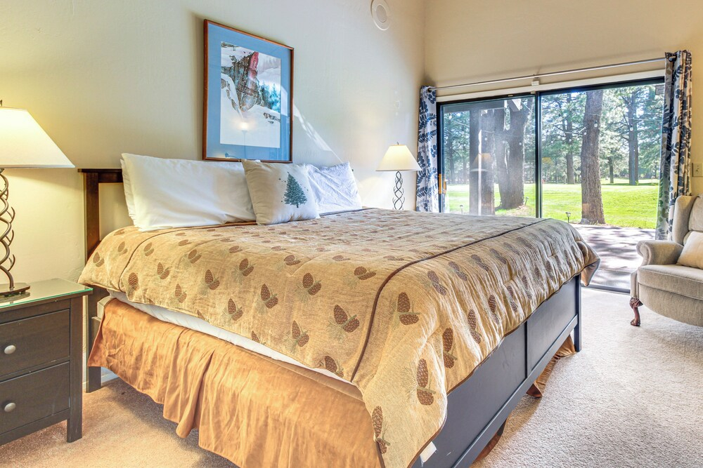 Golf Course Getaway & Hot Tub Haven in Pinetop!