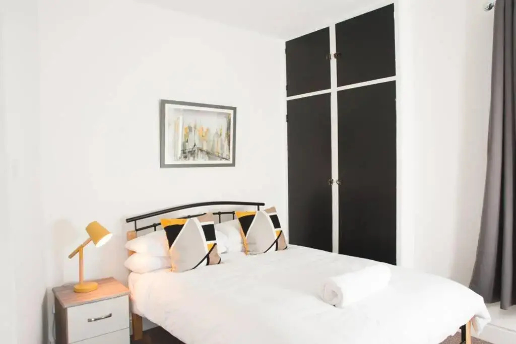 Newport house sleeps 9 - Mycityhaven