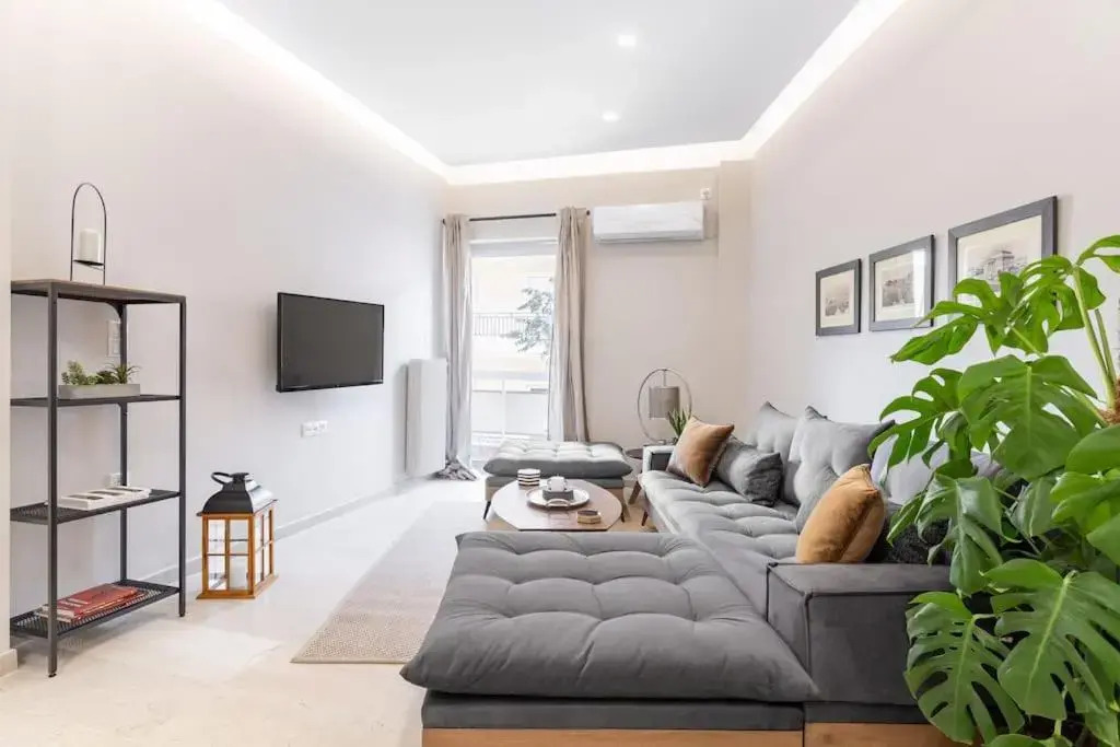 Deluxe 3-BDRM Urban-industrial Apt at Acropolis