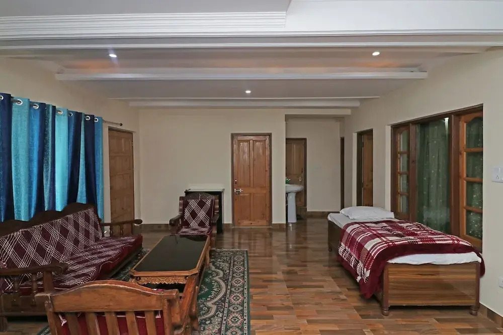 OYO 13042 Home Elegant 3BHK Picture Palace