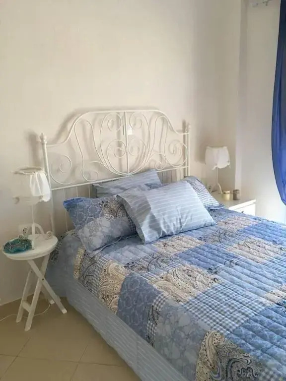 2 Bed-sleeps4-garden-parking-pets-aircon