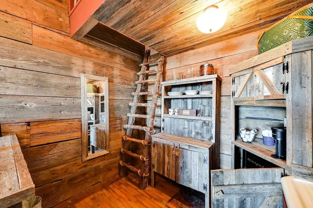 Western-themed Decatur Studio on Main Street!