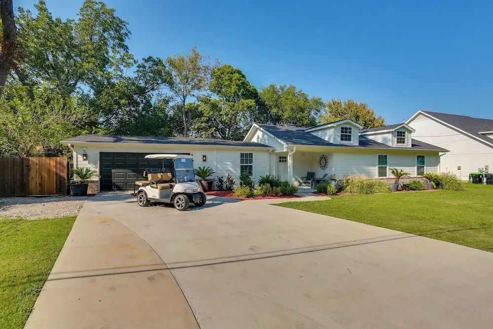 3 Mi to Lake Ray Roberts: Luxe Pilot Point Home