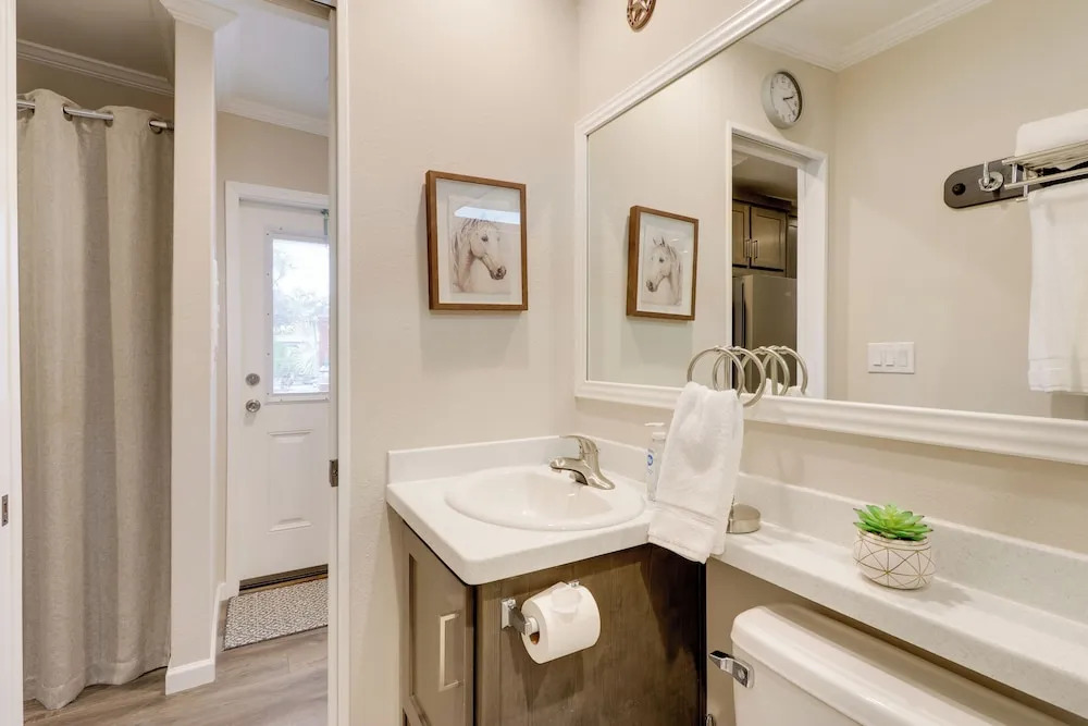 0.5 Mi to Rodeo & Events! River Ranch Tiny Home