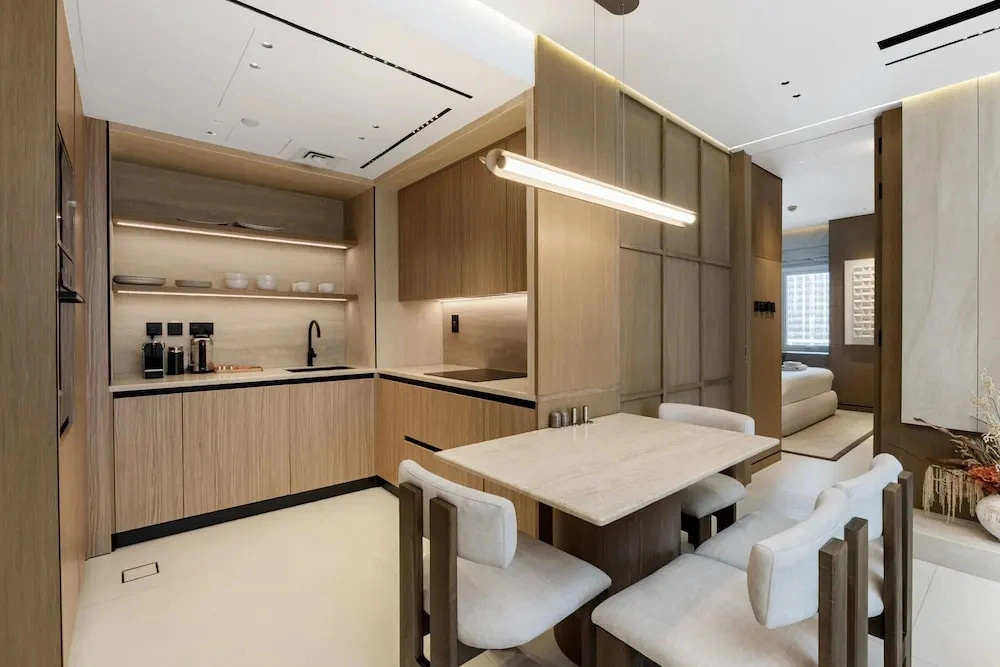 Prime JLT Stay Near Metro Lakeside Dining