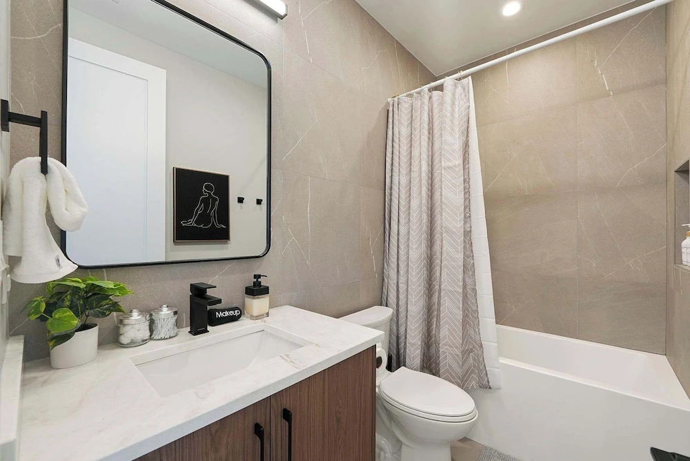 Modern 2BR 2BA Condo in Chicago
