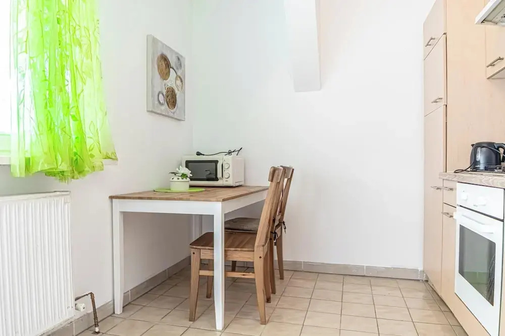 Stylish Private Rooms in 3BR Apartment with Balcony, City Center