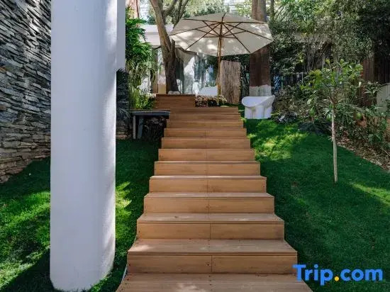The better, under the green shade trees, forest garden full sea view holiday villa