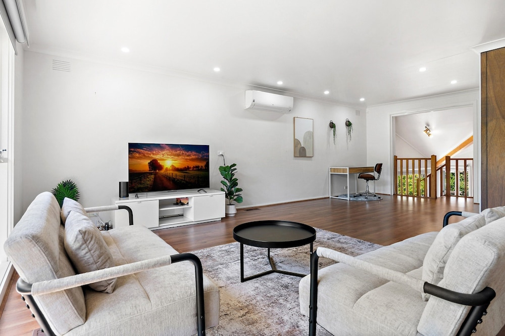 Spacious 4-bed House With Garden in Doncaster