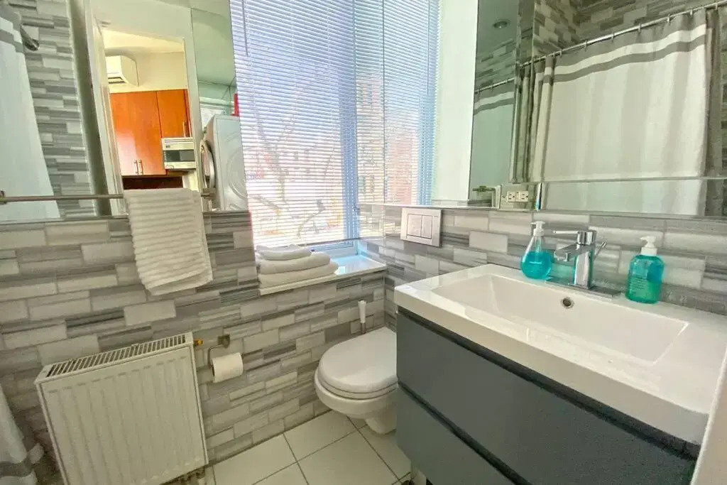 Beautiful 3 Bdrm 2 Bath Private Luxury Townhouse!