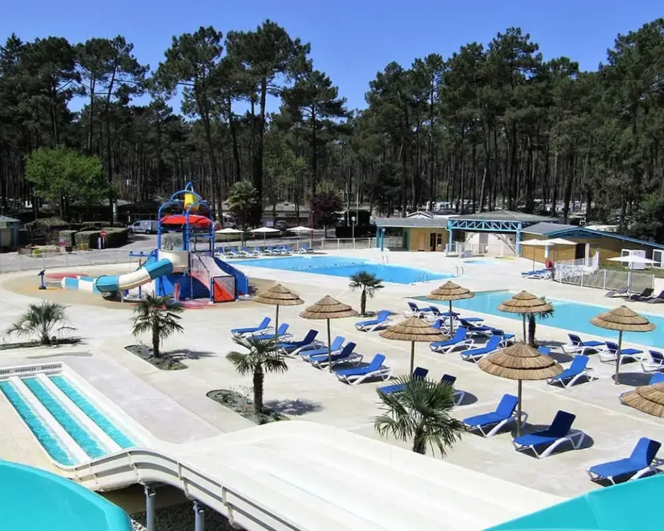 Property With 3 Bedrooms in Saint-julien-en-born, With Pool Access and