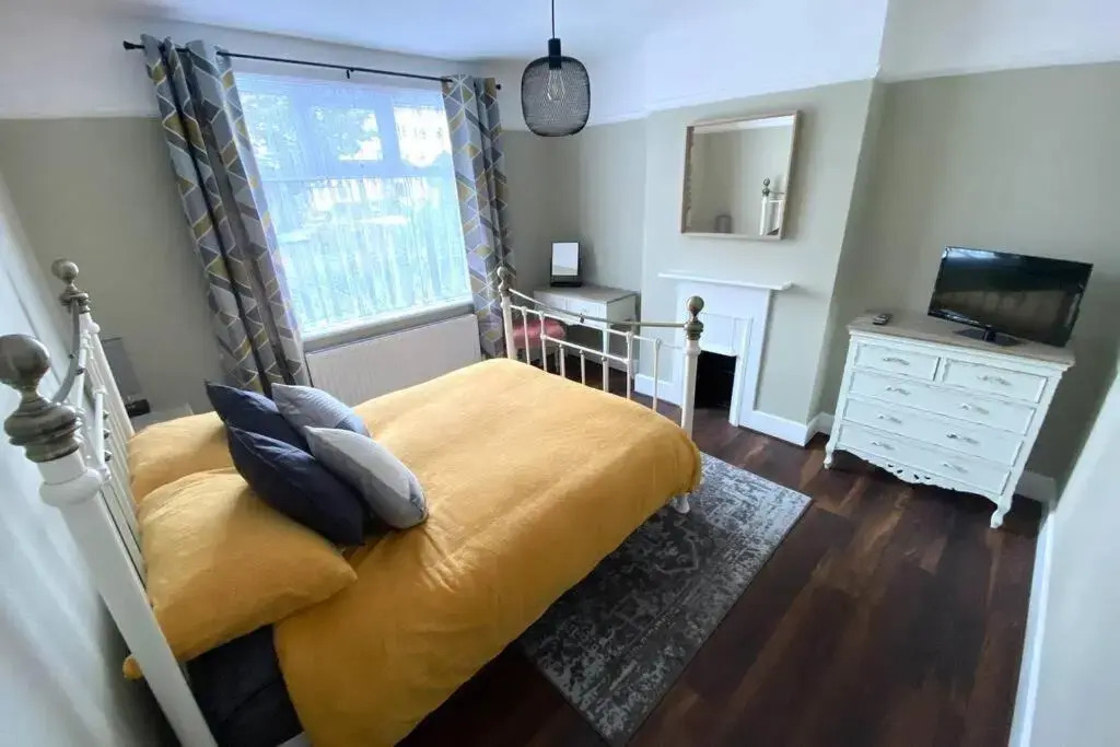 Spacious 2 Bed APT sleeps 4 near Bournemouth Beach