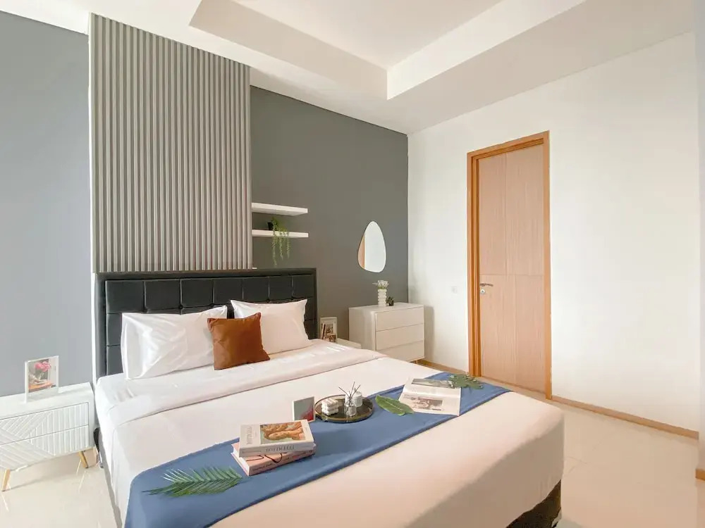 Modern Monochromatic 2Br Near Lrt Station At Apartment Samara Suites