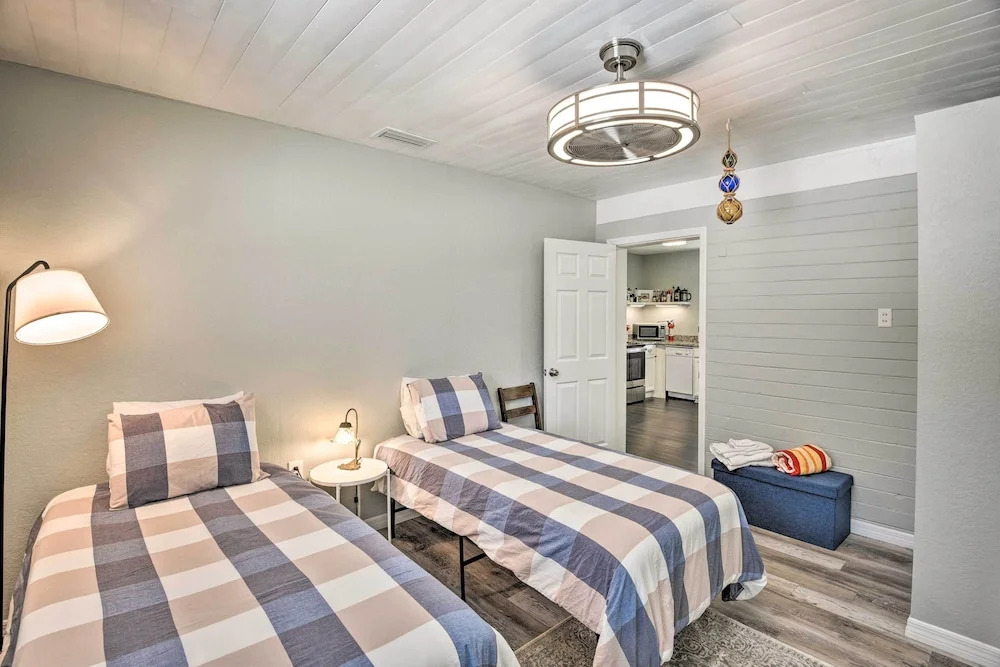 Dog-friendly Home w/ Gas Grill - Walk to Rose Bay!