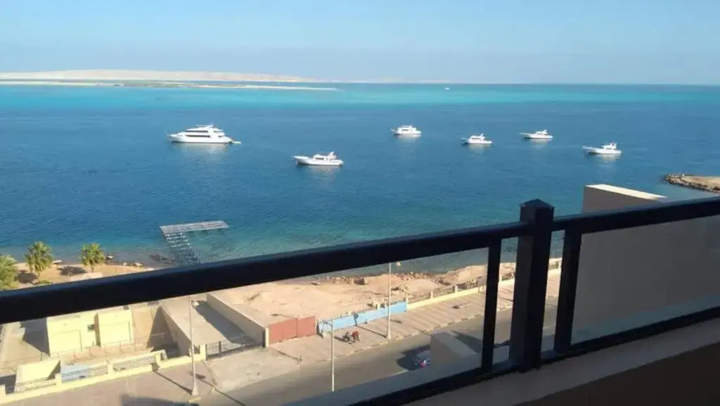 Lovely 2 bedroom condo with beach access & pool!