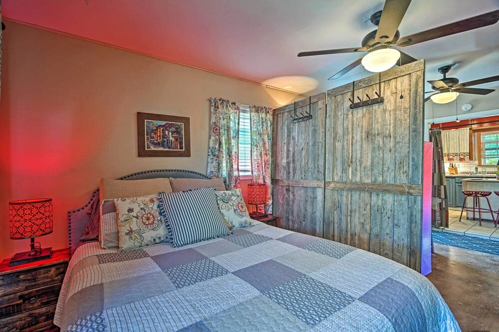 Quaint Garden City Studio w/ Hot Tub: Pets Welcome