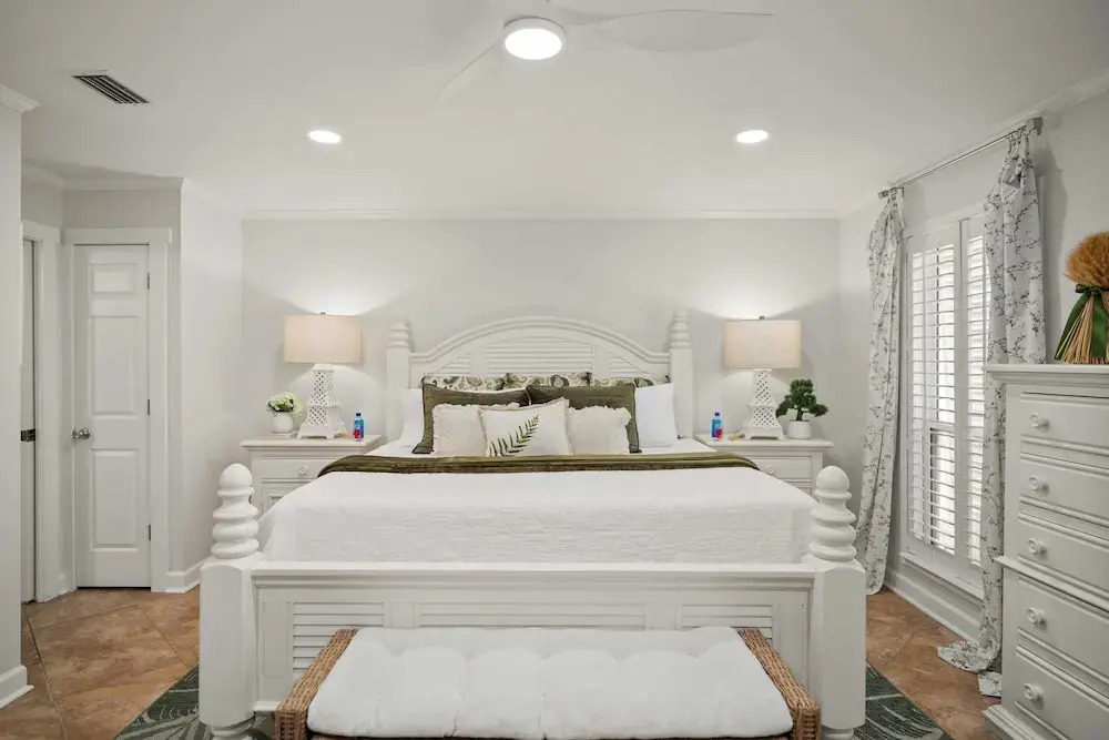 Newly Renovated! 2-min Walk to the Beach The Coastal Cottage by Avantstay