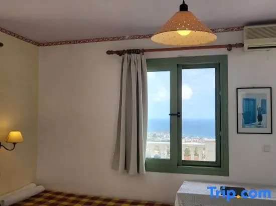 Very Spacious and Well Equipped Room Near the Sea