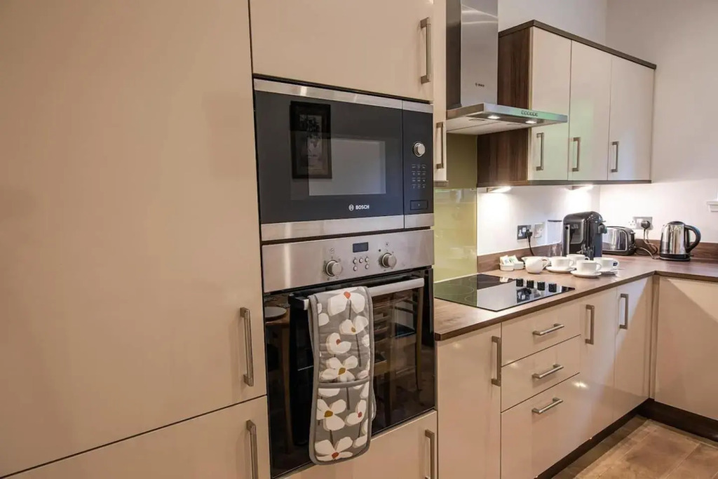 Hedgefield House - Serene Top Floor Flat