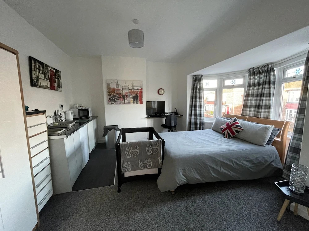 3 Bed House - Sleeps 5 - Wifi, Parking