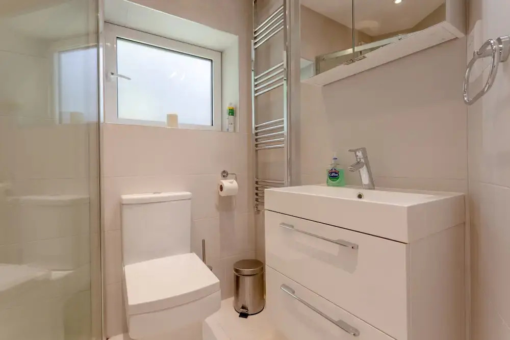 2 Bedroom Flat With Private Garden East London