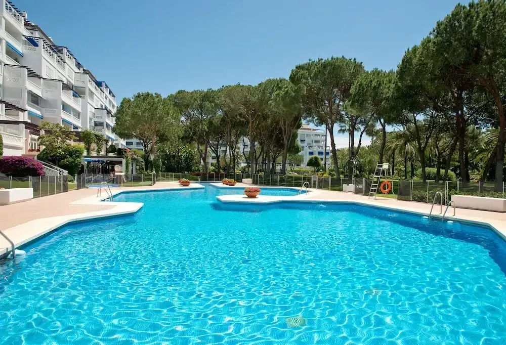 Beachfron Puerto Banus, 2 bed apt Playas Del Duque, Free Wifiparking 3 Pools