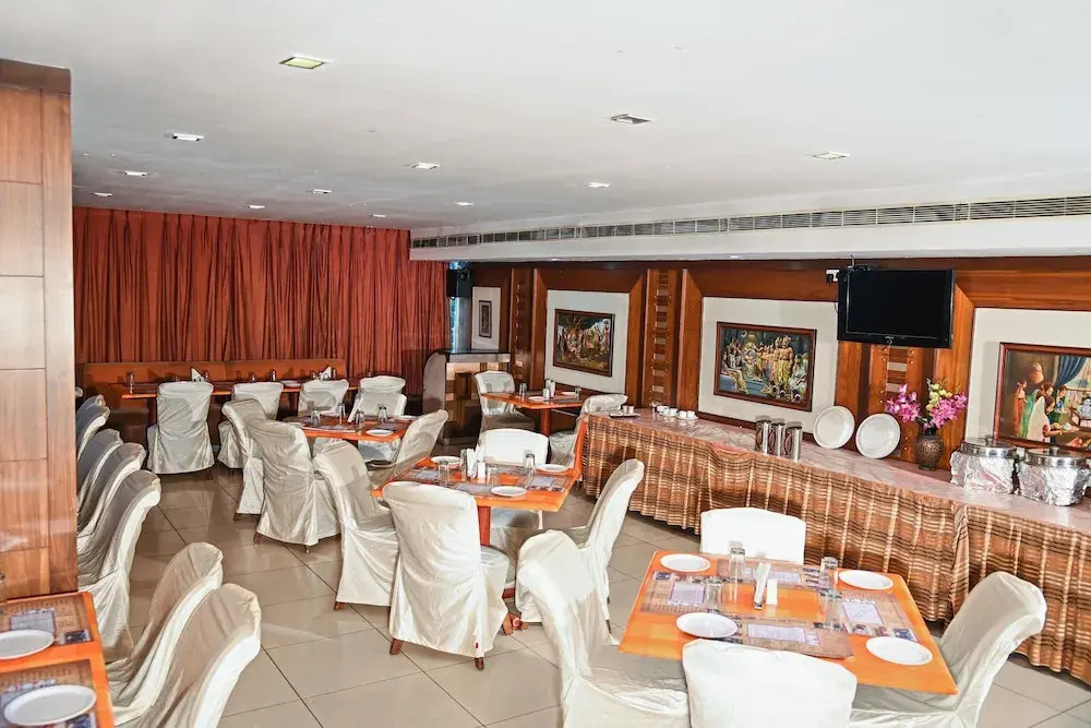 Fabhotel Rr Grand Daba Garden