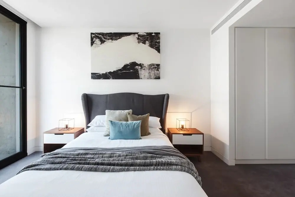 Chic 1-bed With a Sleek Balcony Near Shops