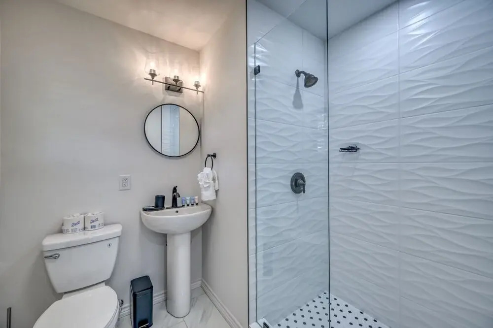 Stunning Home 3 min to Main W/hot tub and Firepit!