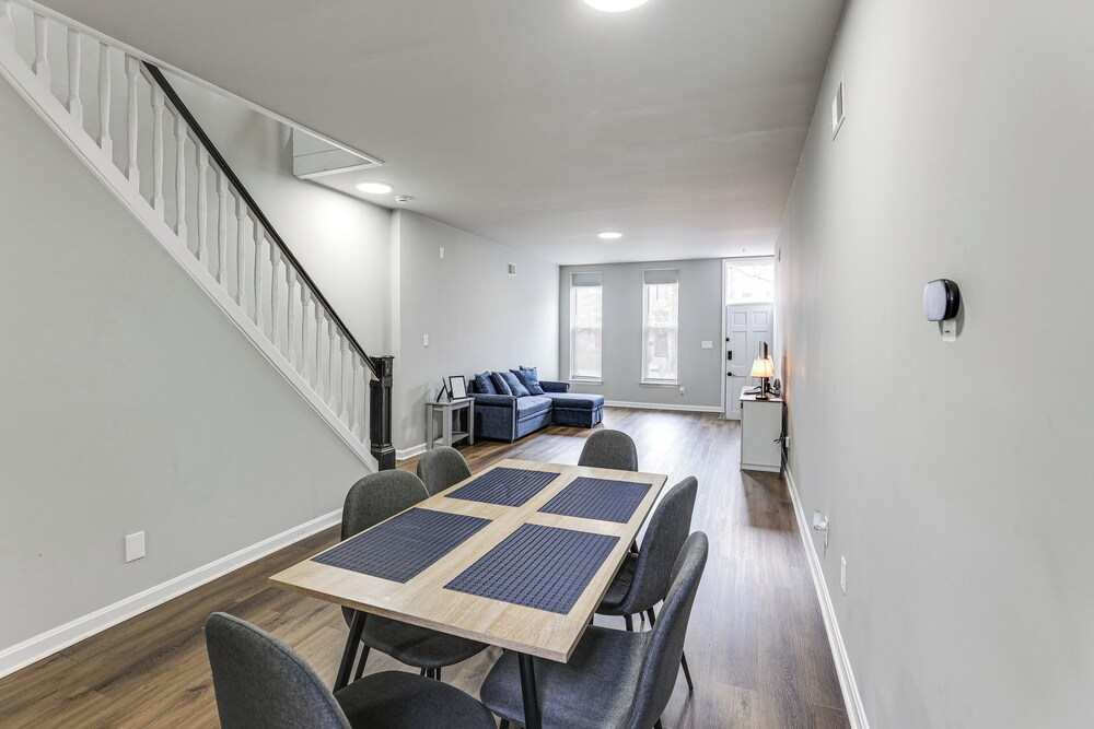 Pet-friendly 3BR Rowhouse: Walk to Patterson Park!