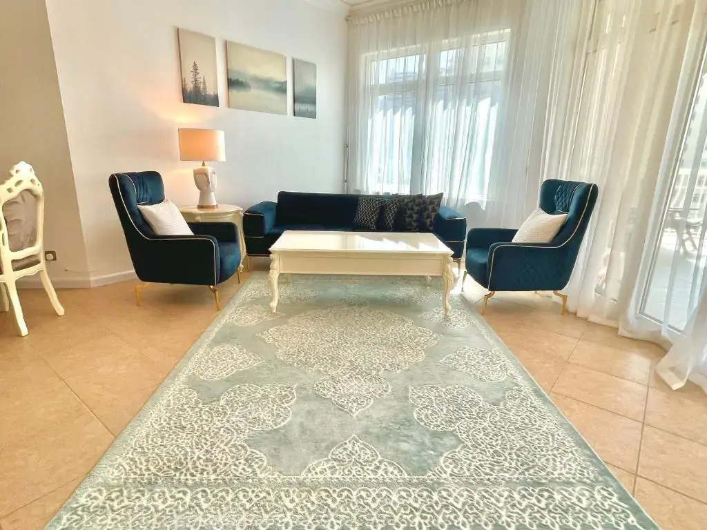 Luxury, Spacious, Beachfront, 3BD Apartment with private beach access!