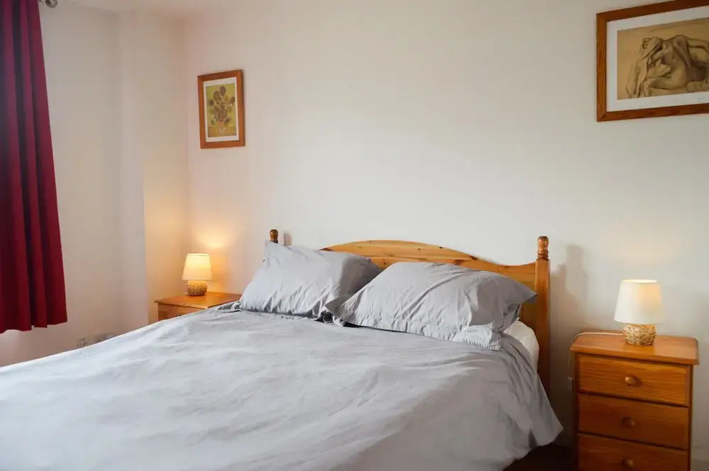 Modern 1 Bedroom Apartment With Balcony