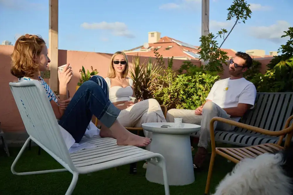 Pink & Blondie ApartHotel - by Loginn