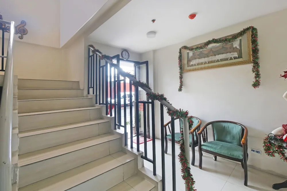 OYO 896 Silverio Suites