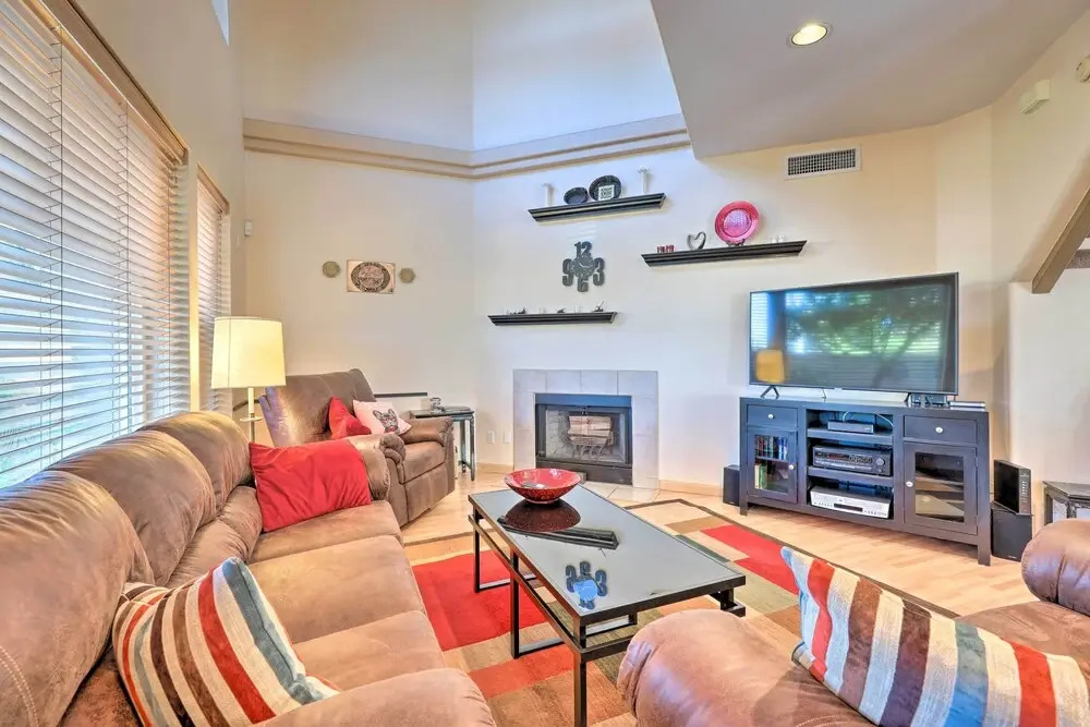 Phoenix Townhome w/ Pool Access, 13 Mi to Old Town