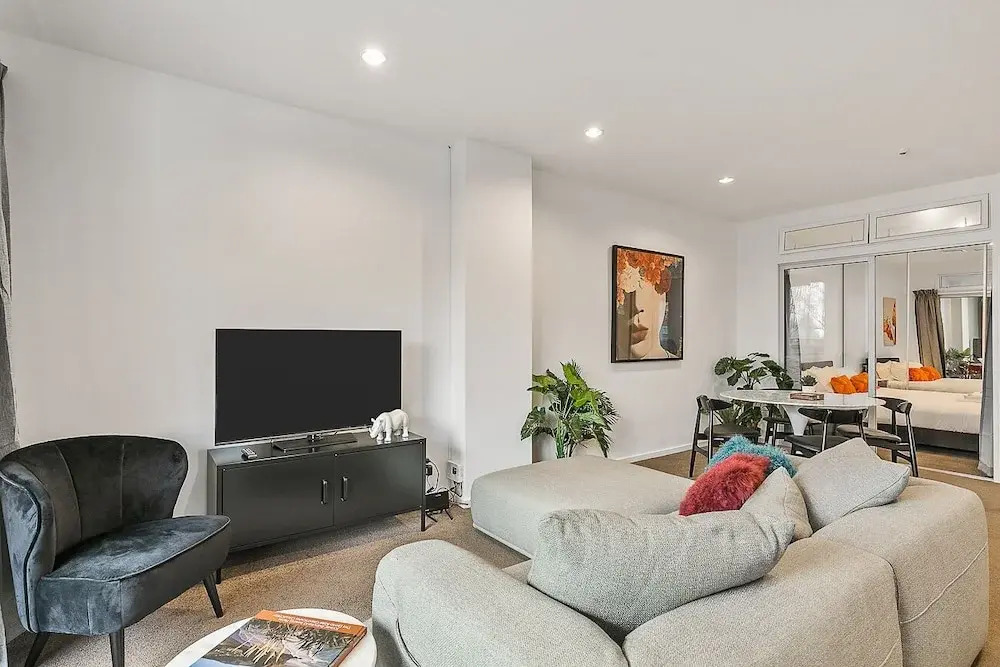 Zodiak Central 2 BR Apt Free Parking Gym